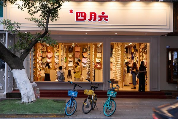 Comment la mode féminine évolue-t-elle face aux enjeux environnementaux ?